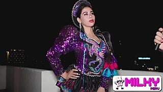 Milf tertangkap menari macam perempuan murahan di tempat awam