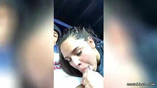 Latinská babe dáva epický blowjob v aute na verejnosti. Jej šarm žiari vonku s energiou mladšej 18+.