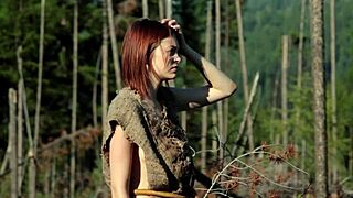 야, 숲에서 벌거벗은 여자 자위하는 거 봐, 너무 핫해!