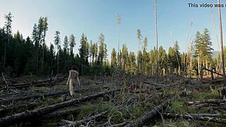 야, 숲에서 벌거벗은 여자 자위하는 거 봐, 너무 핫해!