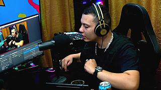 Saya obses dengan Martina Oliveira tunjuk tetek semula jadi semasa podcast liar!