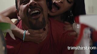 A Milf Travesti Seduz e Fode o Encanador