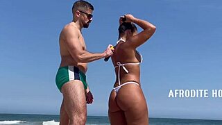 Afrodite sucks cock on Barra da Tijuca beach with wild amateurs