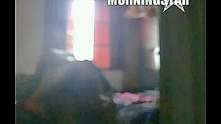 Σύζυγος απατά σε cowgirl καβάλα με μεγάλη μαύρη πούτσα