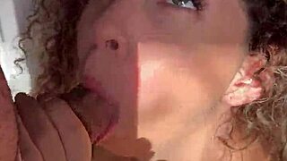 Gostosa loira cacheada dançando funk de pijaminha na cozinha com deepthroat e cumshot