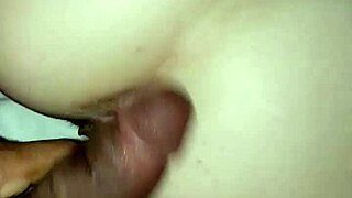 Vitt slampa knullar BBC doggy med polare som delar hård fitta