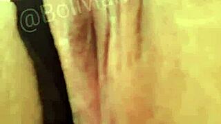 Bucetinha da mimi explores solo masturbation