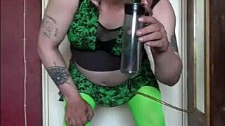 i'm a bisexual crossdresser who loves the taste of piss, swallowing my own