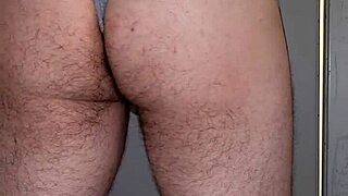 Любительницы хвастают большими жопами на публике на улице