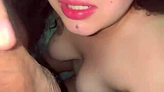 le doy una mamada húmeda y me llena las tetas de leche