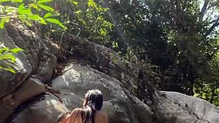 Sexo en la selva follando a una chica desconocida en un río de Colombia