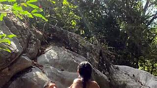 Sexo en la selva follando a una chica desconocida en un río de Colombia
