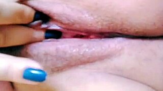 Novinha Rubs Her Pussy Until It Drips