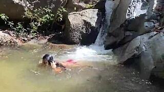 Sexo en la selva follando a una chica desconocida en un río de Colombia