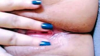 Novinha Rubs Her Pussy Until It Drips