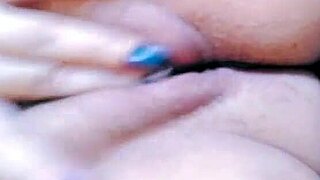 Novinha Rubs Her Pussy Until It Drips