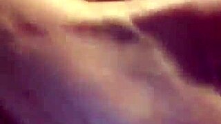 Mujer Se Masturba Bien Rico en Público con Tetas y Pussy