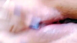 Novinha Rubs Her Pussy Until It Drips