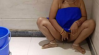 Unbelievable! Desi XXX Pissing in Nature with Asian Mommy Outdoor Licking Action