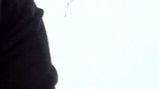 skutočná nevlastná matka ukazuje chlpatú pičku zvedavému nevlastnému synovi