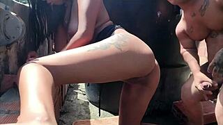 2 parte en la azotea el enano reparando el tanque y llega su hermanastra a seducirlo para que la folle?