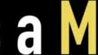 Nina Kayy kaže igračo med velikimi joškami