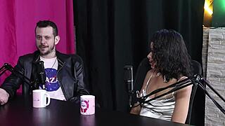 Um dos fetiches era ter o dedo chupado enquanto fodia a buceta e o outro era passar o bife no corpo nu - espuleta e himeros mansion sheer red