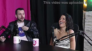 Um dos fetiches era ter o dedo chupado enquanto fodia a buceta e o outro era passar o bife no corpo nu - espuleta e himeros mansion sheer red