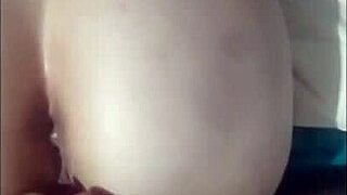 vizinha casada convida para entrar e oferece agua