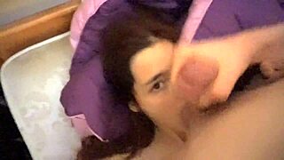 واو، جميلة شابة تستيقظ مشتاقة لمص زب صديقها! 😍