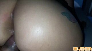 Ela deu sem camisinha sem tirar a calcinha e levou leitada na bucetinha completo no red