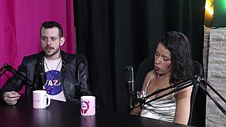 Um dos fetiches era ter o dedo chupado enquanto fodia a buceta e o outro era passar o bife no corpo nu - espuleta e himeros mansion sheer red