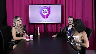 Um dos fetiches era ter o dedo chupado enquanto fodia a buceta e o outro era passar o bife no corpo nu - espuleta e himeros mansion sheer red