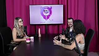 Um dos fetiches era ter o dedo chupado enquanto fodia a buceta e o outro era passar o bife no corpo nu - espuleta e himeros mansion sheer red