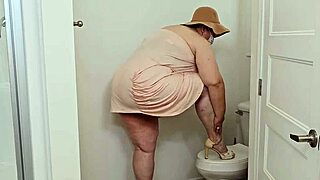 Secretary Sucks Big Cock!