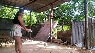 mientras alimento a los pollos mi amante me sorprende y me besa y hace sexo oral en el patio