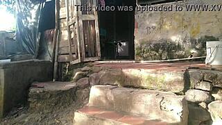 mientras alimento a los pollos mi amante me sorprende y me besa y hace sexo oral en el patio