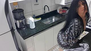 dama sensual na cozinha se masturbando com um pau grande 😈
