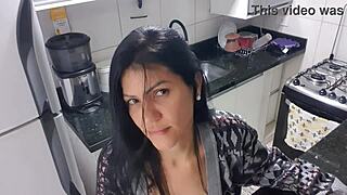dama sensual na cozinha se masturbando com um pau grande 😈