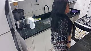 dama sensual na cozinha se masturbando com um pau grande 😈