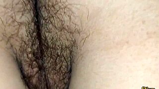 mi hijastra me deja jugar con su coño cuando vemos tv