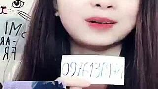 Jin Xinh Bunny performs live show with full face while chatting