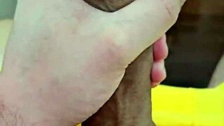 Novinho s velkým ptákem si užívá sólovou seanci.