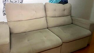 Gozei escondida no sofa de casa - mary jhuana