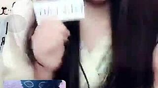 Jin Xinh Bunny performs live show with full face while chatting