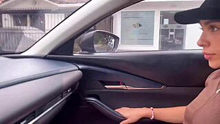 Pequeña Colombiana Follada por Conductor con Mamada Profunda y Coño Estrecho Roto, ¡Pide Crema!