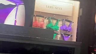 Jovencita Amateur Undresses in Street Shop!