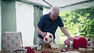 Man, this teen got her pussy smashed by an old cock, wild! 😜