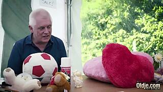 Man, this teen got her pussy smashed by an old cock, wild! 😜