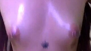 Joven Milf Juega Con Su Cuerpo Lleno De Aceite Y Se Masturba Morena Caliente Introduce Su Dedito En Su Apretado Culo